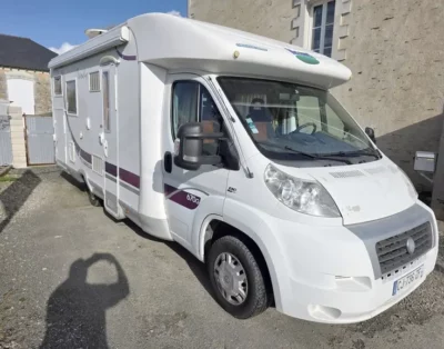 (Dept 49) MC Louis Tandy 670 G. Profilé 4 places carte grise et couchages.