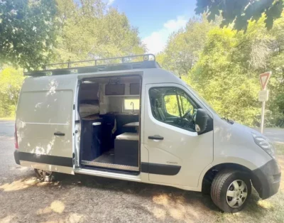 (Dept 86) Renault Master. Fourgon aménagé 2 places